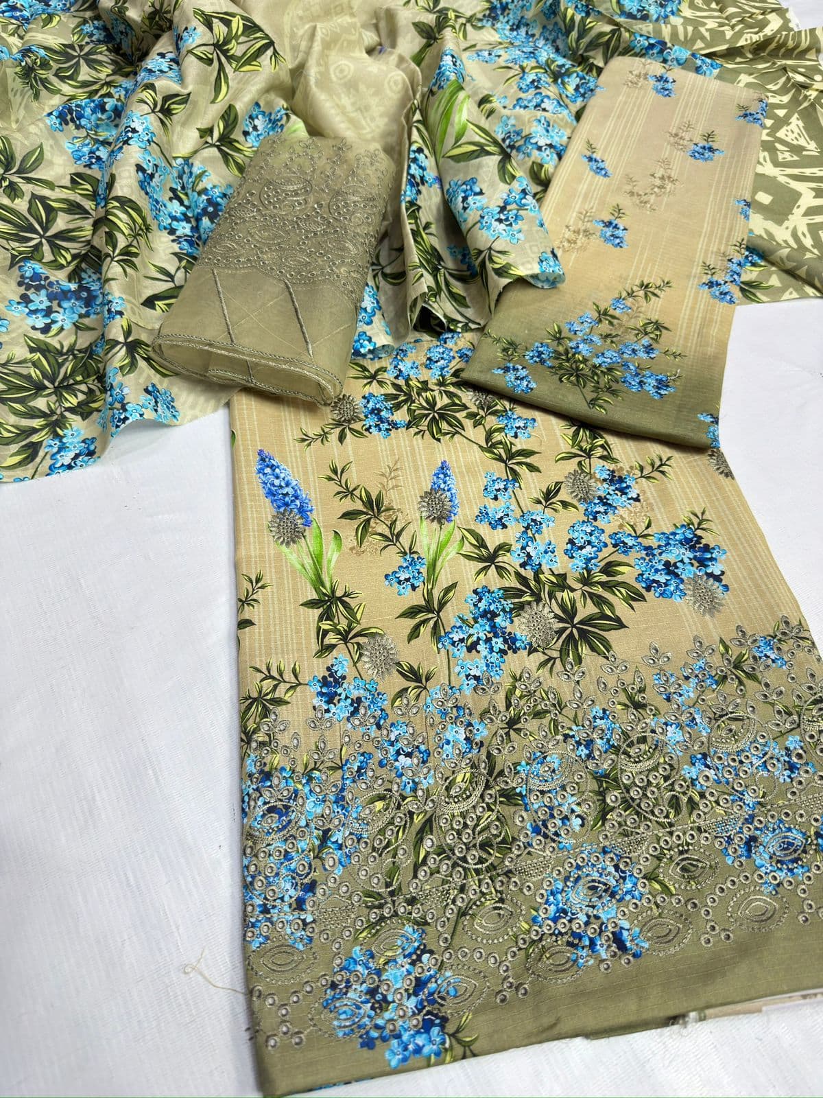Unstitched 3 piece lawn Suit 