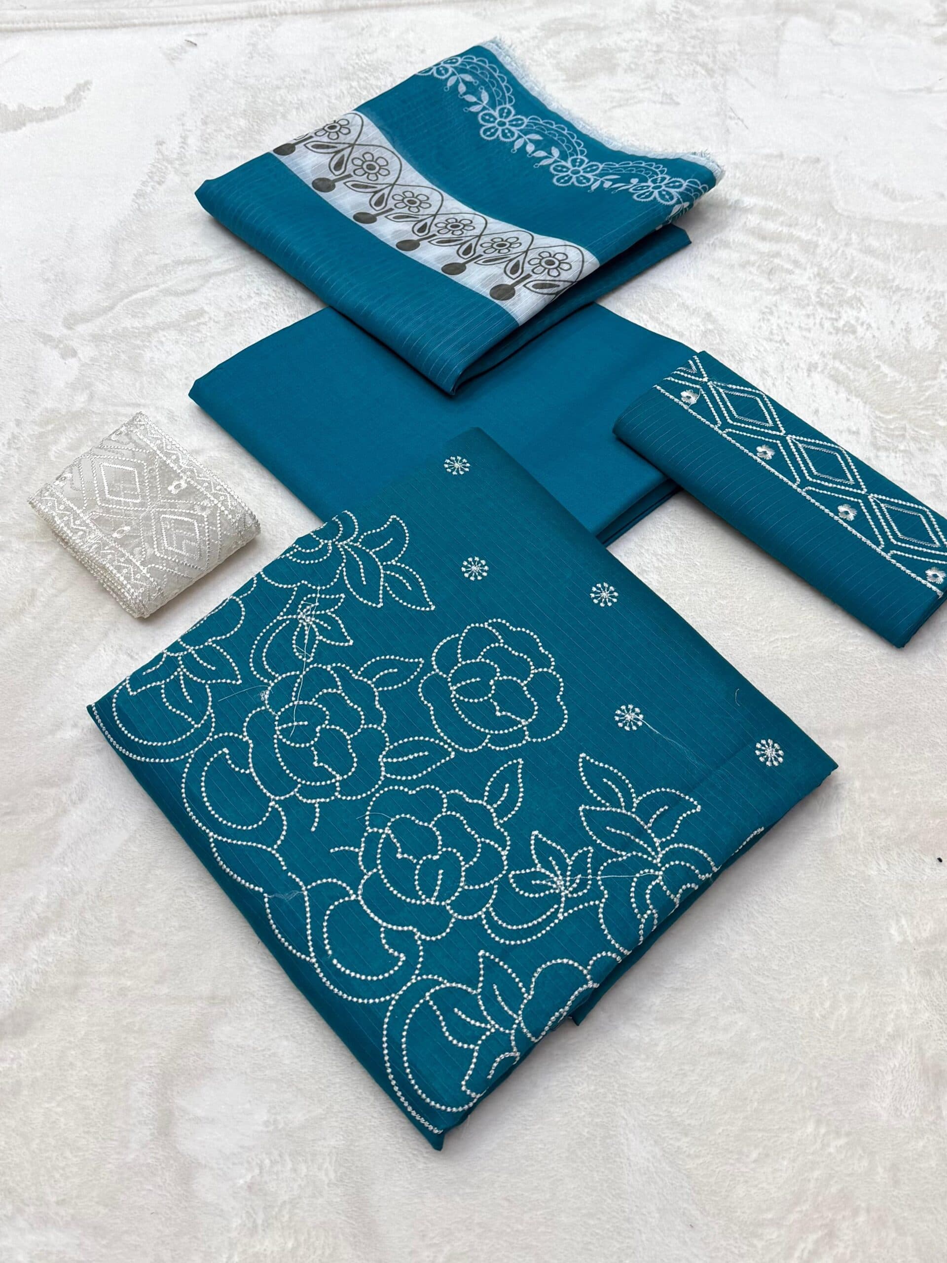 IZNIK Lawn image 1
